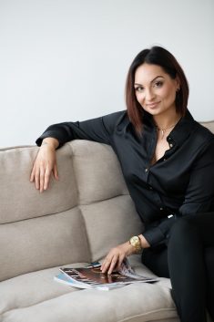 Ein herzliches Lächeln von Arleta, einer humorvollen und bodenständigen Frau. Sie sucht einen treuen Partner fürs Leben. Vertrauen Sie der Partnervermittlung für ernsthafte Beziehungen.