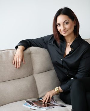 Ein herzliches Lächeln von Arleta, einer humorvollen und bodenständigen Frau. Sie sucht einen treuen Partner fürs Leben. Vertrauen Sie der Partnervermittlung für ernsthafte Beziehungen.