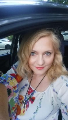 Polnische Single in Deutschland: Eine sympathische Blondine im Blumenkleid, Izabela, sucht einen Partner, mit dem sie ihr Glück teilen kann.
