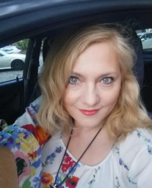 Polnische Single in Deutschland: Eine sympathische Blondine im Blumenkleid, Izabela, sucht einen Partner, mit dem sie ihr Glück teilen kann.