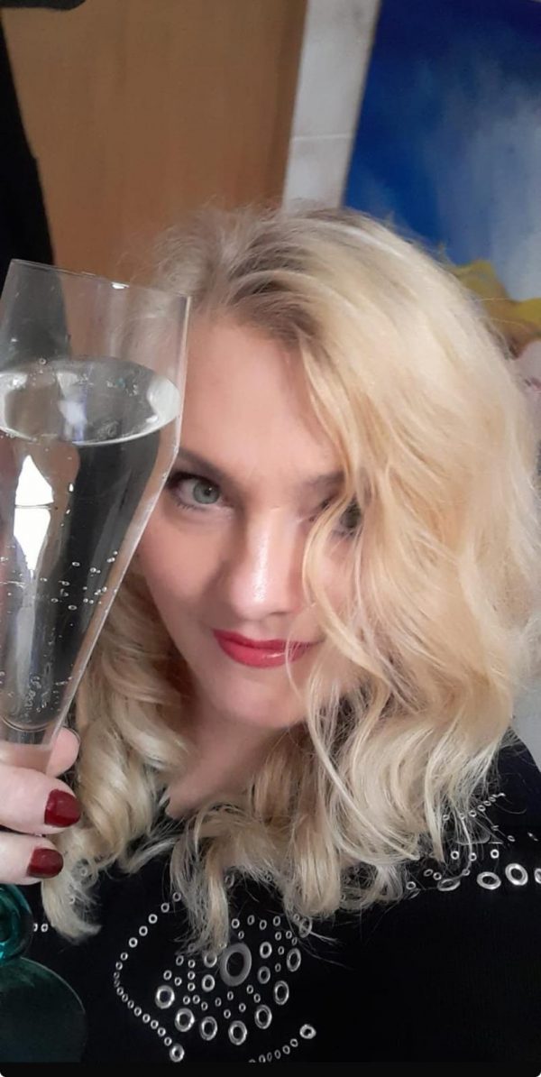 Polnische Damen mit positiver Ausstrahlung genießen gerne ein Glas Sekt und strahlen dabei Eleganz aus.