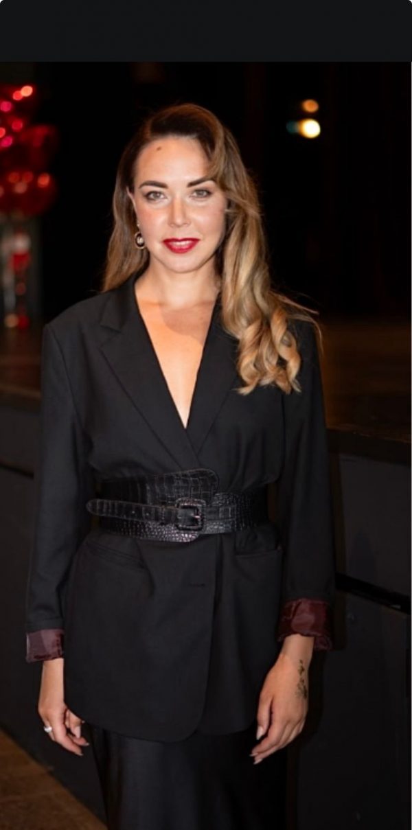 Antonina, 38, lächelt charmant in die Kamera, in einem schwarzen Blazer mit breitem Gürtel. Ihre blonden, gewellten Haare sind seitlich frisiert und sie hat rote Lippen. Eine Dame aus Osteuropa und ausländische Single Frauen wie Antonina finden ihr Glück über eine Partnervermittlung.