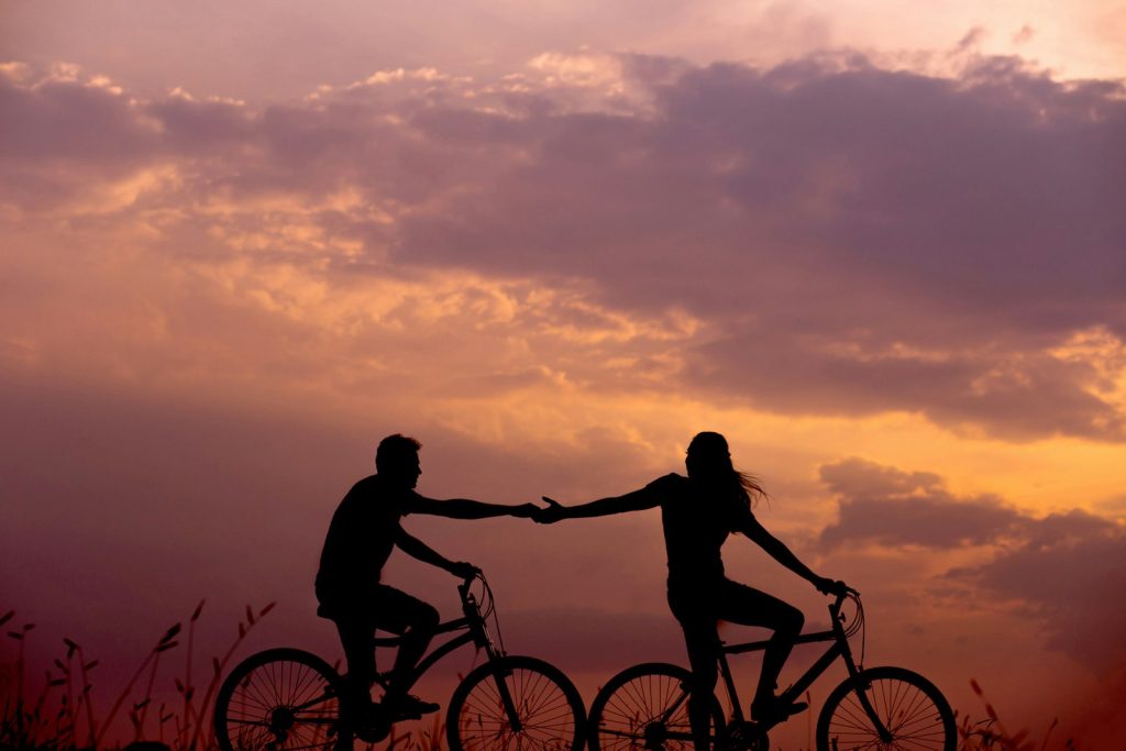 Paar im Abendlicht, Partnervermittlung für Männer aus Deutschland